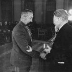 М.И.Калинин вручает орден Красного Знамени генерал-полковнику О.И.Городовикову. Москва, 1942 г.